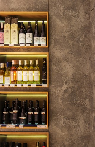 Atvangarde a fost selectata pentru realizarea mobilierului din magazinul Wine Express Shop din aeroportul international Henri Coanda