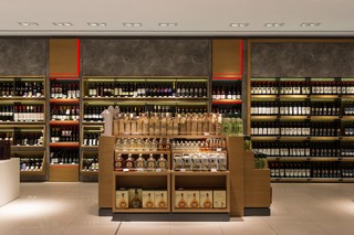 Atvangarde a fost selectata pentru realizarea mobilierului din magazinul Wine Express Shop din aeroportul international Henri Coanda