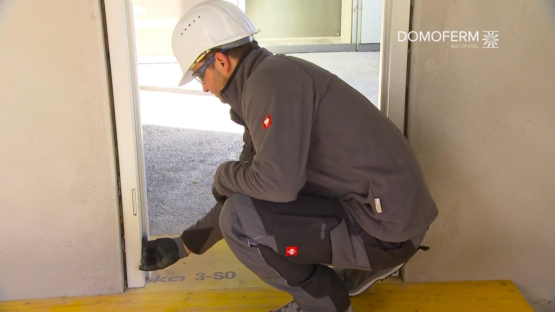 Installation video of the Domoferm Prestige UT6x1 steel door