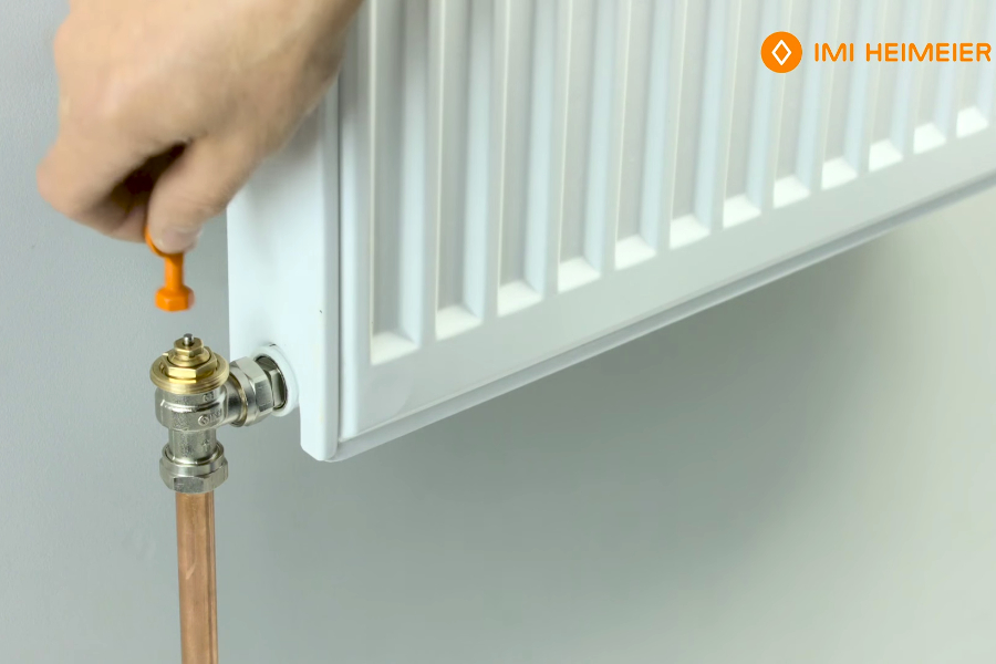 Noul video de prezentare a modului in care se monteaza si se regleaza robinetul termostatic Eclipse