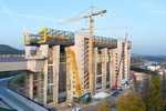Macaralele pe senile Liebherr au ridicat in total 10.000 de tone de beton