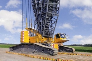 Macaralele pe senile Liebherr ridica in total 10.000 de tone de beton