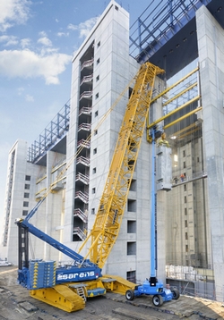 Macaralele pe senile Liebherr ridica in total 10.000 de tone de beton