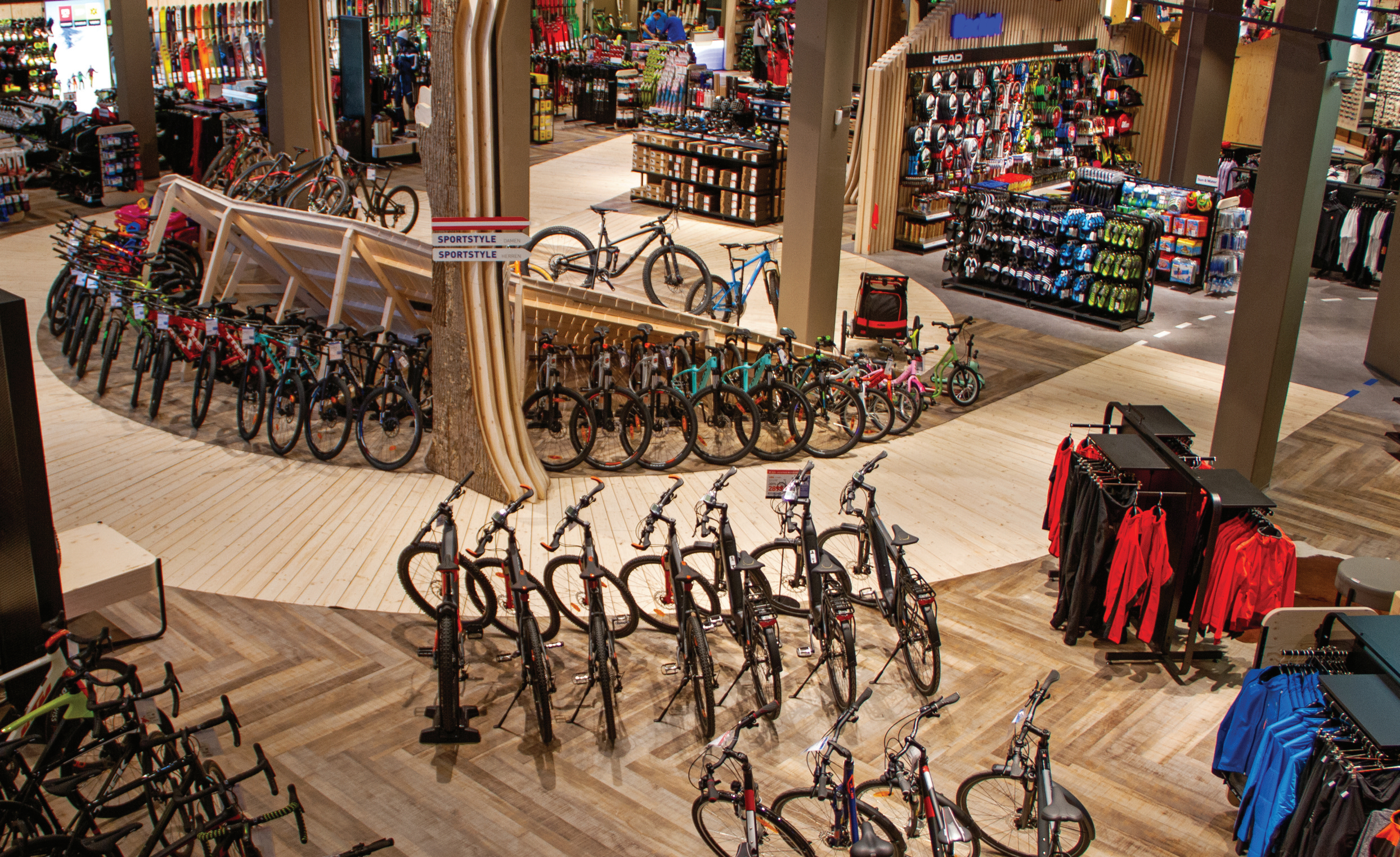 Produsele Murexin utilizate pentru instalarea covoarelor Design in magazinul emblematic Intersport din Graz