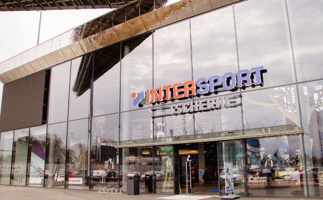 Produsele Murexin utilizate pentru instalarea covoarelor Design in magazinul emblematic Intersport din Graz