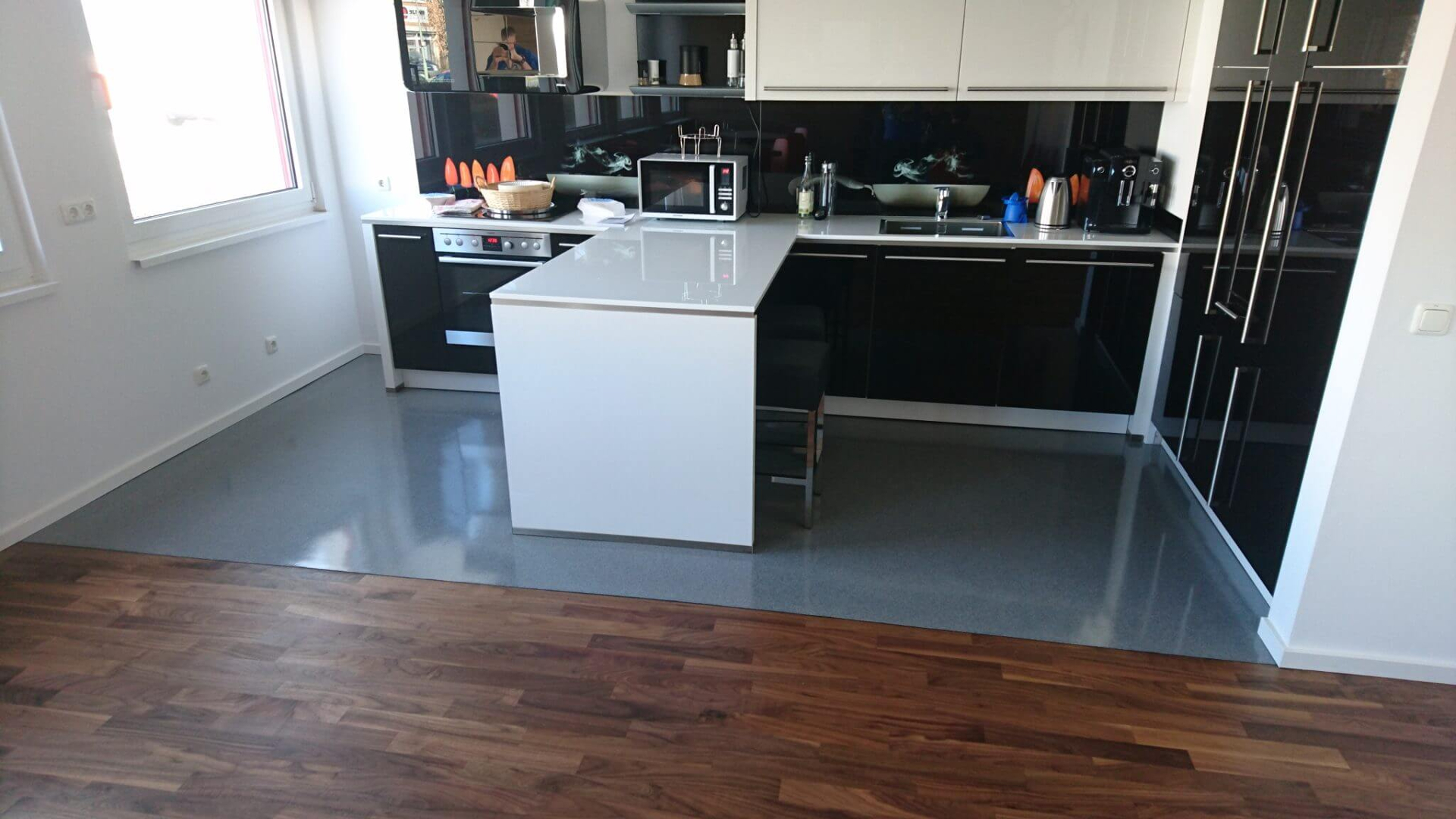 Imbinarea pardoselilor din lemn cu pardoselile epoxidice Murexin Design cu aspect de granit