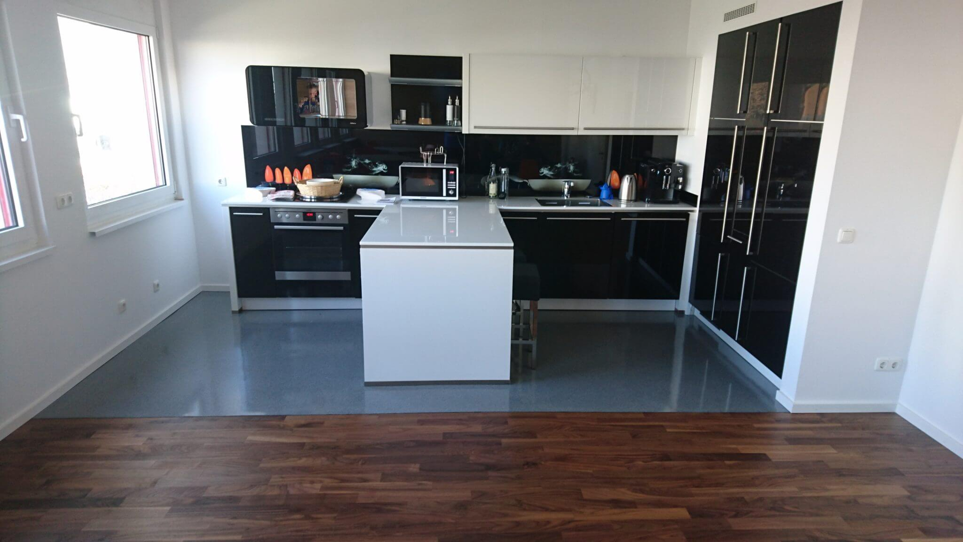 Imbinarea pardoselilor din lemn cu pardoselile epoxidice Murexin Design cu aspect de granit