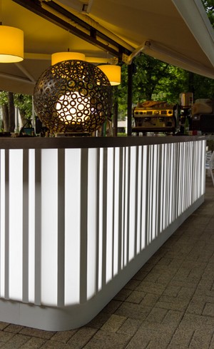 HI-MACS® deschide noi perspective asupra spatiului exterior prin efectul de translucenta