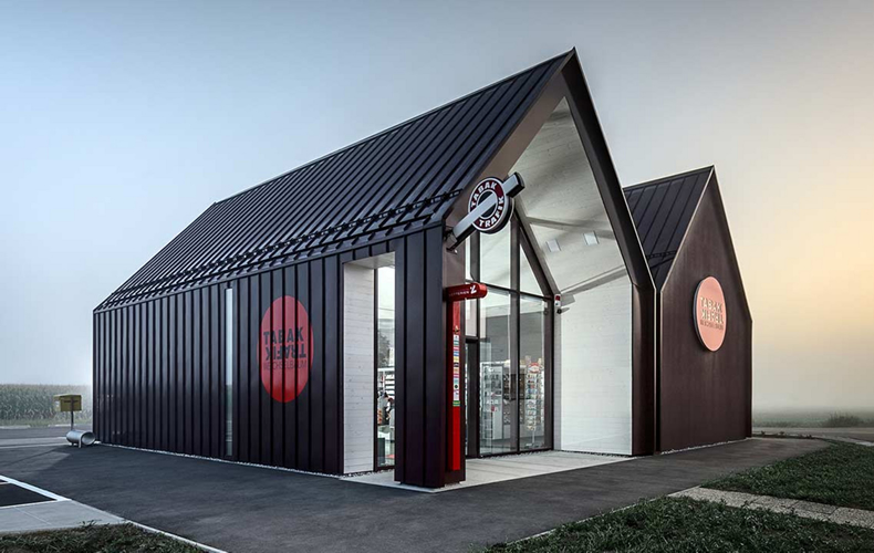 Cladirea unei tutungerii cu functie simpla a fost regandita, rezultatul fiind un design neobisnuit