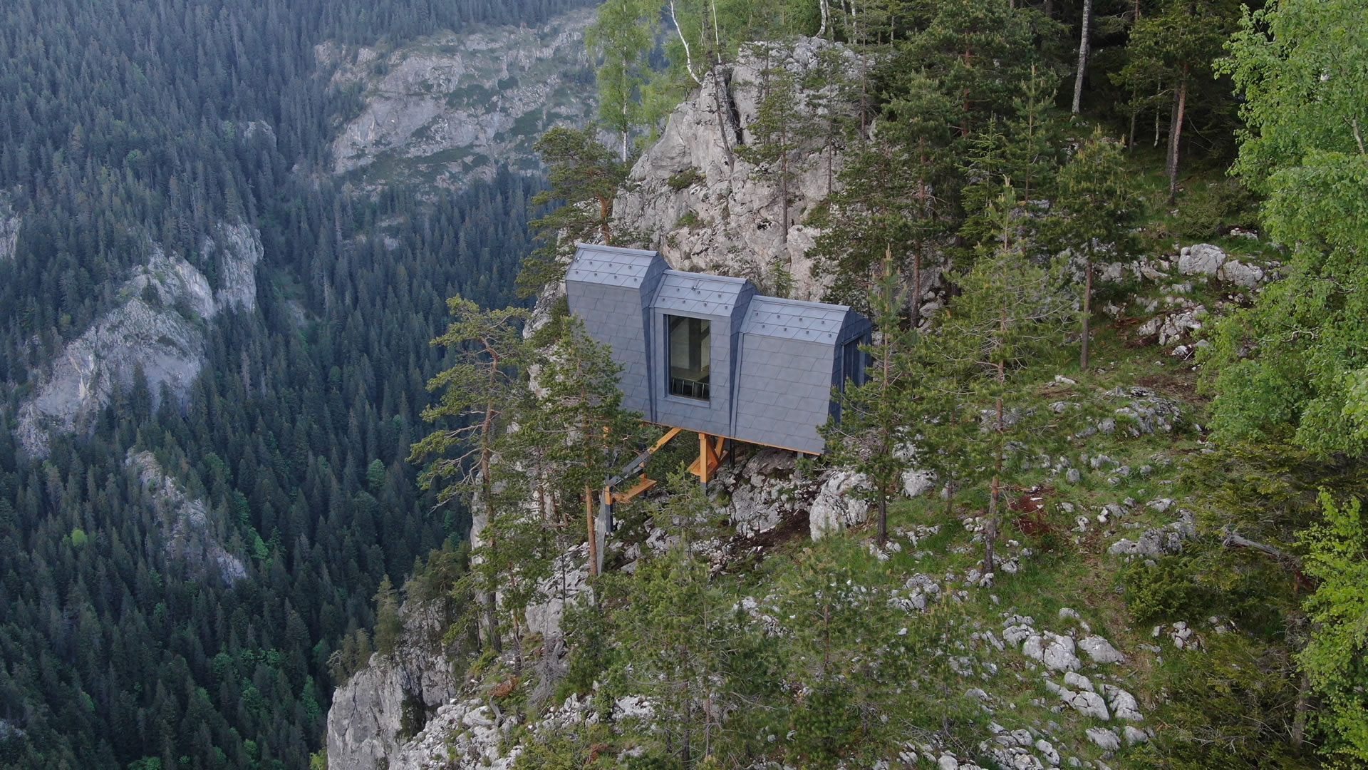 Refugii montane panoramice in Parcul National Cheile Bicazului-Hasmas realizate cu sindrila PREFA