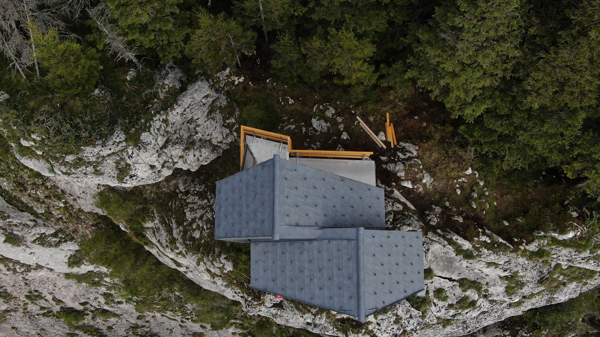 Refugii montane panoramice in Parcul National Cheile Bicazului-Hasmas realizate cu sindrila PREFA