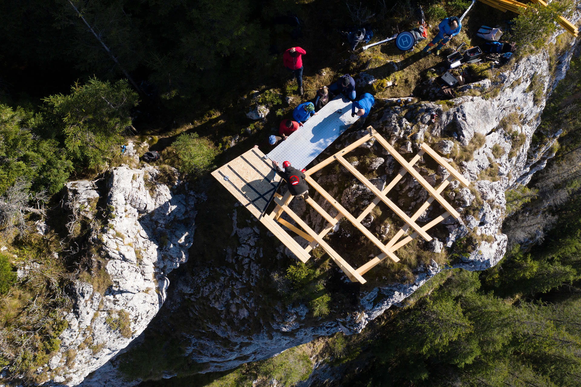 Refugii montane panoramice in Parcul National Cheile Bicazului-Hasmas realizate cu sindrila PREFA
