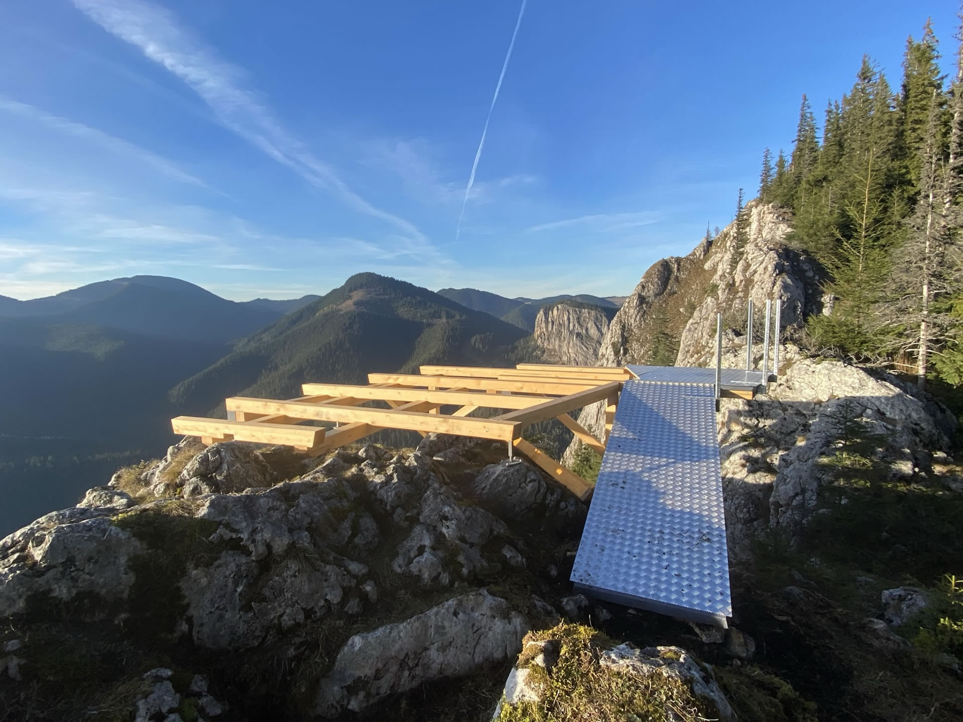 Refugii montane panoramice in Parcul National Cheile Bicazului-Hasmas realizate cu sindrila PREFA