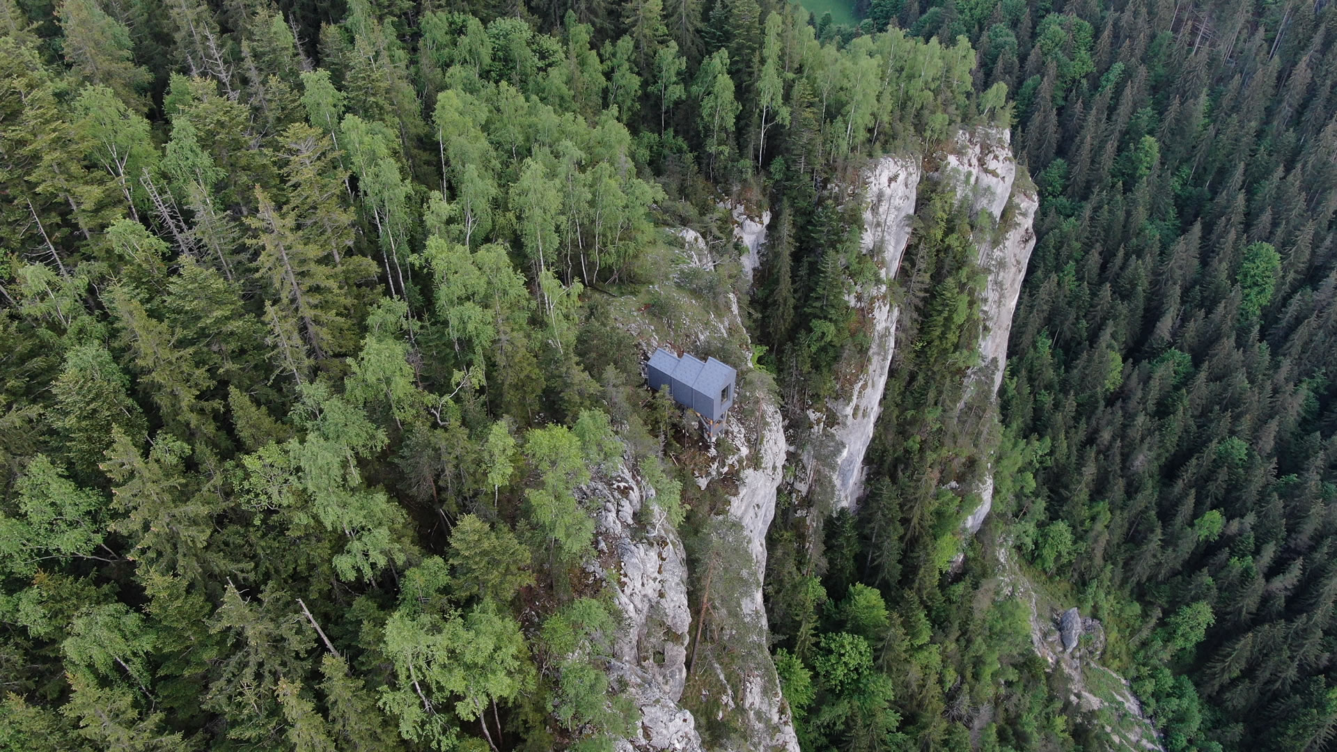 Refugii montane panoramice in Parcul National Cheile Bicazului-Hasmas realizate cu sindrila PREFA
