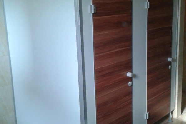 Sistemul de pereti despartitori WC L18 intr-o noua combinatie de culori (mahon-alb arctic) la Hotel Stil, Cluj Napoca
