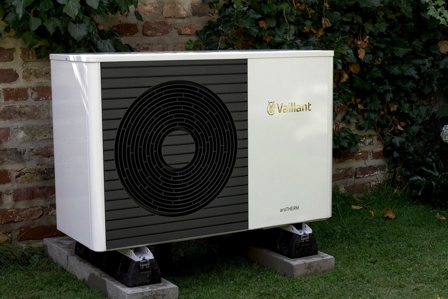 Cat consuma o pompa de caldura aer-apa de la Vaillant?