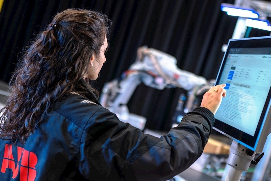 ABB si LandingAI valorifica puterea inteligentei artificiale generative pentru viziunea robotica
