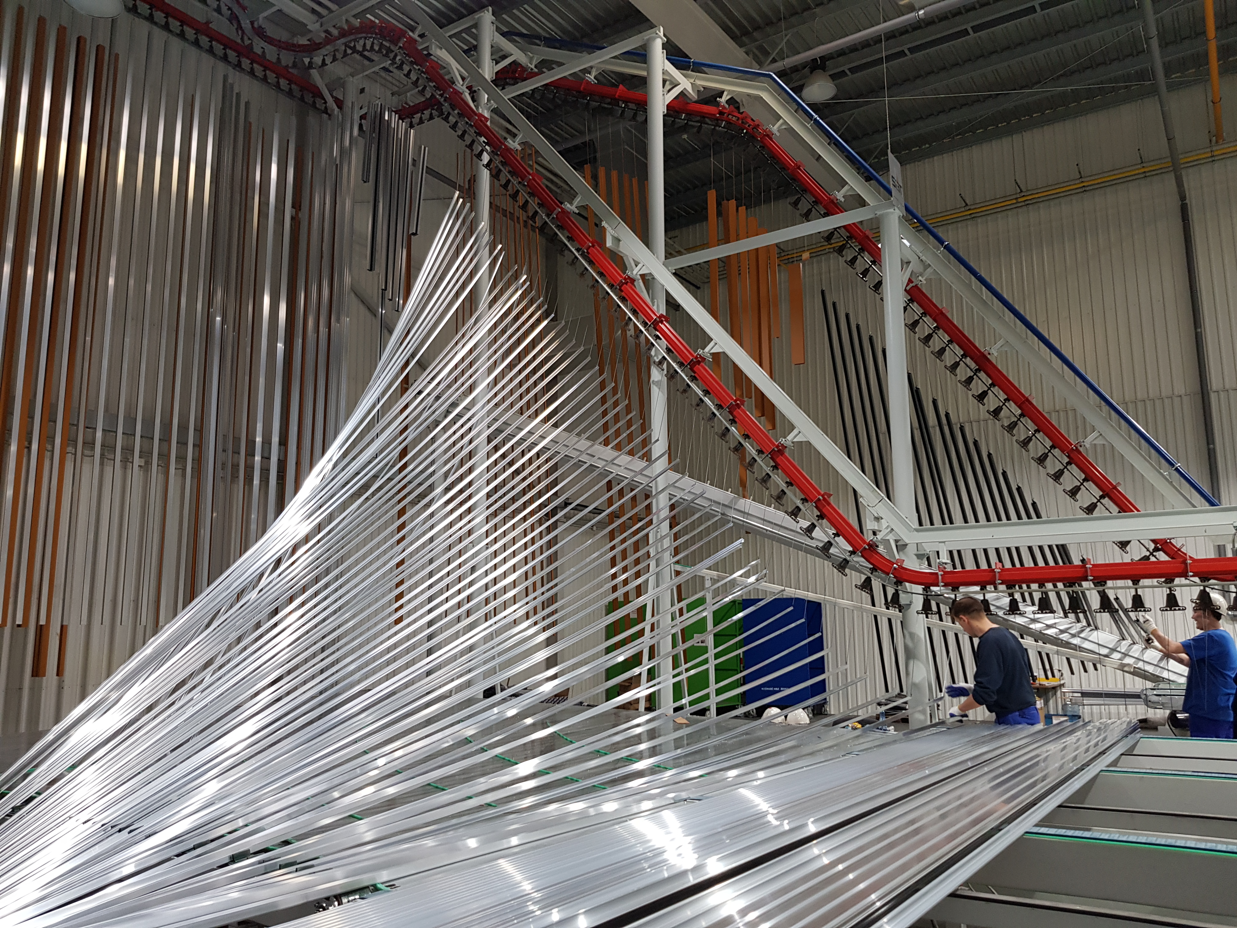 A doua instalatie de vopsire verticala cu particule de pulberi a fost instalata la fabrica Aliplast din Lublin, Polonia