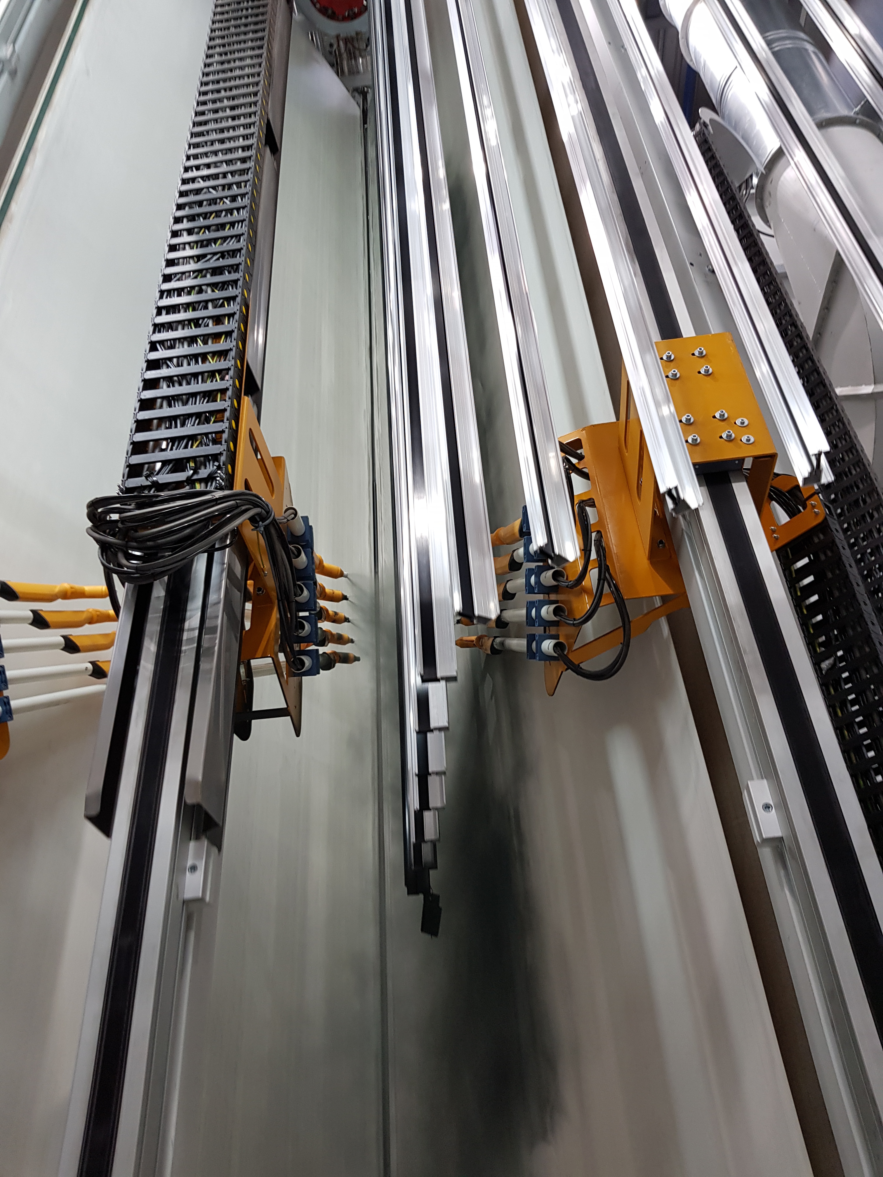 A doua instalatie de vopsire verticala cu particule de pulberi a fost instalata la fabrica Aliplast din Lublin, Polonia