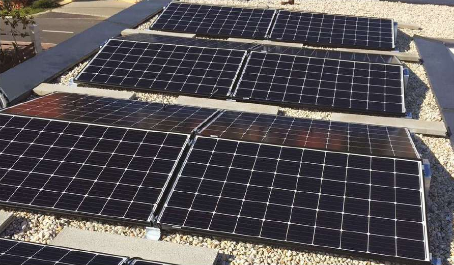 Sisteme de montaj pentru panouri fotovoltaice Easyflat cu instalare pe acoperisuri plate - Est-Vest