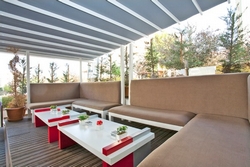 Pergola cu acoperis retractabil - o solutie accesibila pentru fumatul in restaurante si localuri