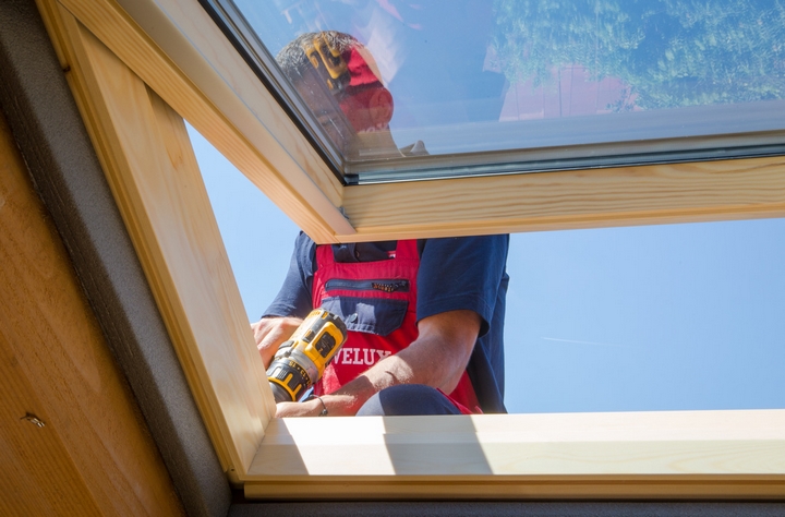 velux_romania_castigatorul_concursului_povesti_mansarde_instalare_fereastra