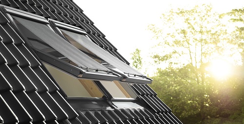 Mansarda racoroasa cu ajutorul parasolarului si al roletelor exterioare VELUX