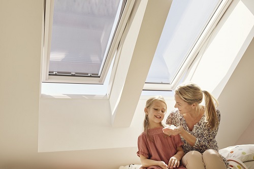 Mansarda racoroasa cu ajutorul parasolarului si al roletelor exterioare VELUX