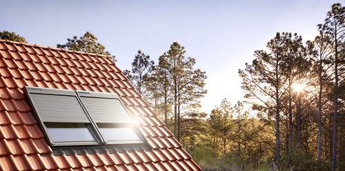 Mansarda racoroasa cu ajutorul parasolarului si al roletelor exterioare VELUX