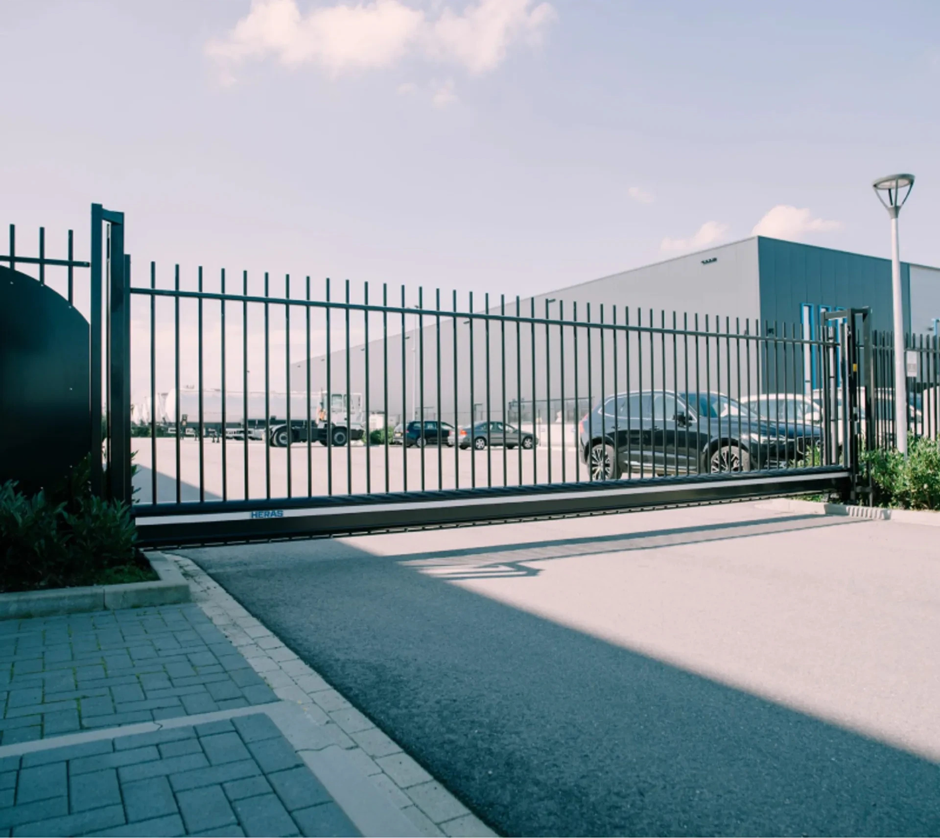 Poarta culisanta in consola Delta