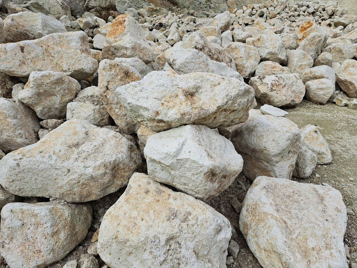Sistem de acoperis verde semi-intensiv Ecostratos - Depuneri vulcanice cu porozitate mare E-Volcano