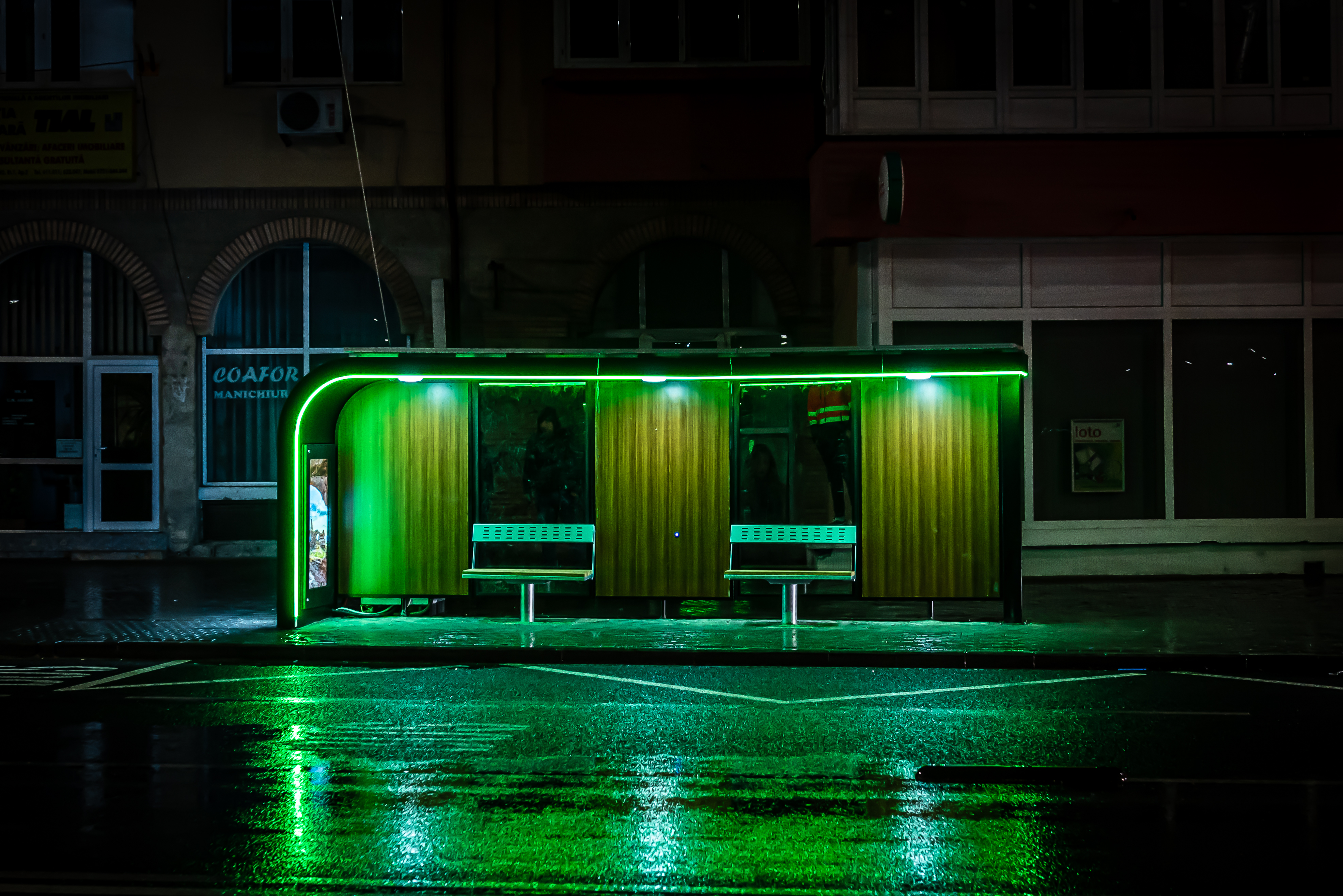 Statie de autobuz cu incarcare solara Exe Holding