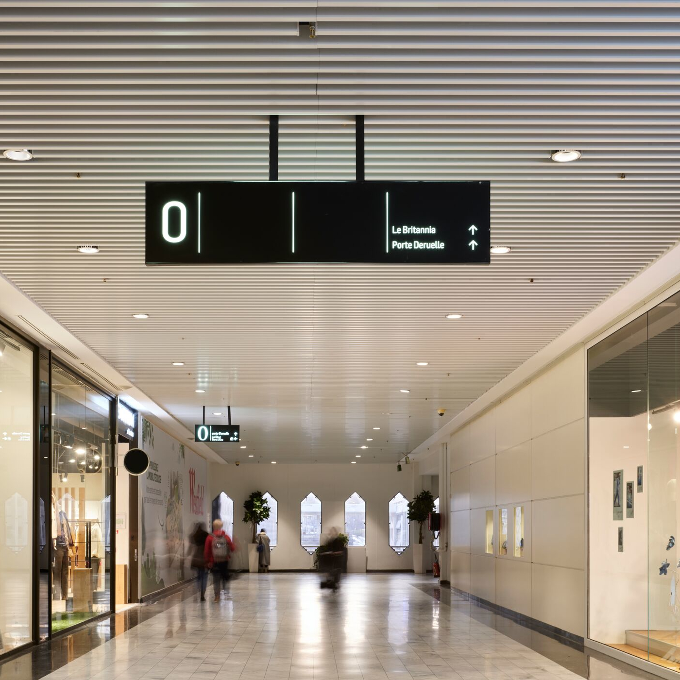 Deflectoare metalice Luxalon&reg; Tavola™ Straight