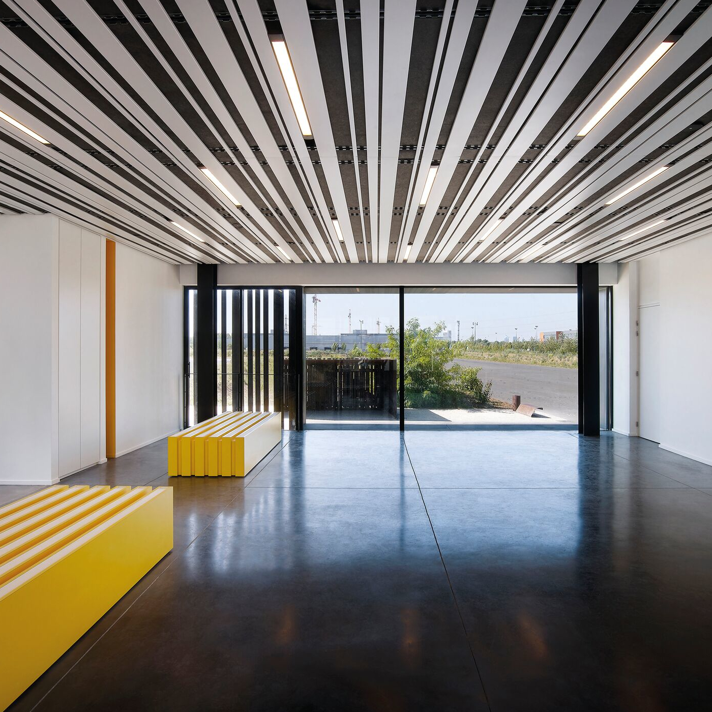 Tavan metalic interior liniar deschis Luxalon&reg; MultiPanel