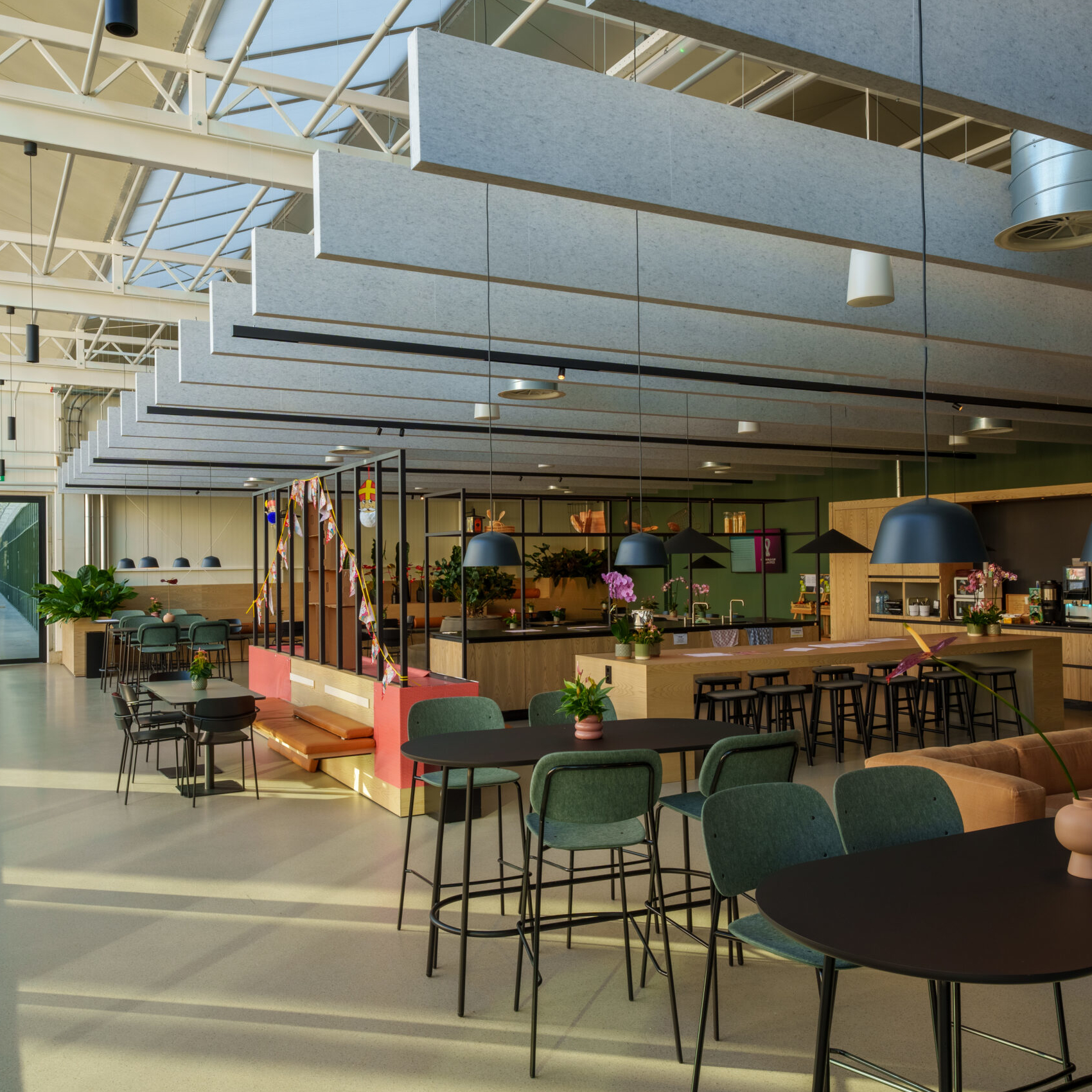 Tavan modular cu deflectoare din pasla HeartFelt&reg; Baffles