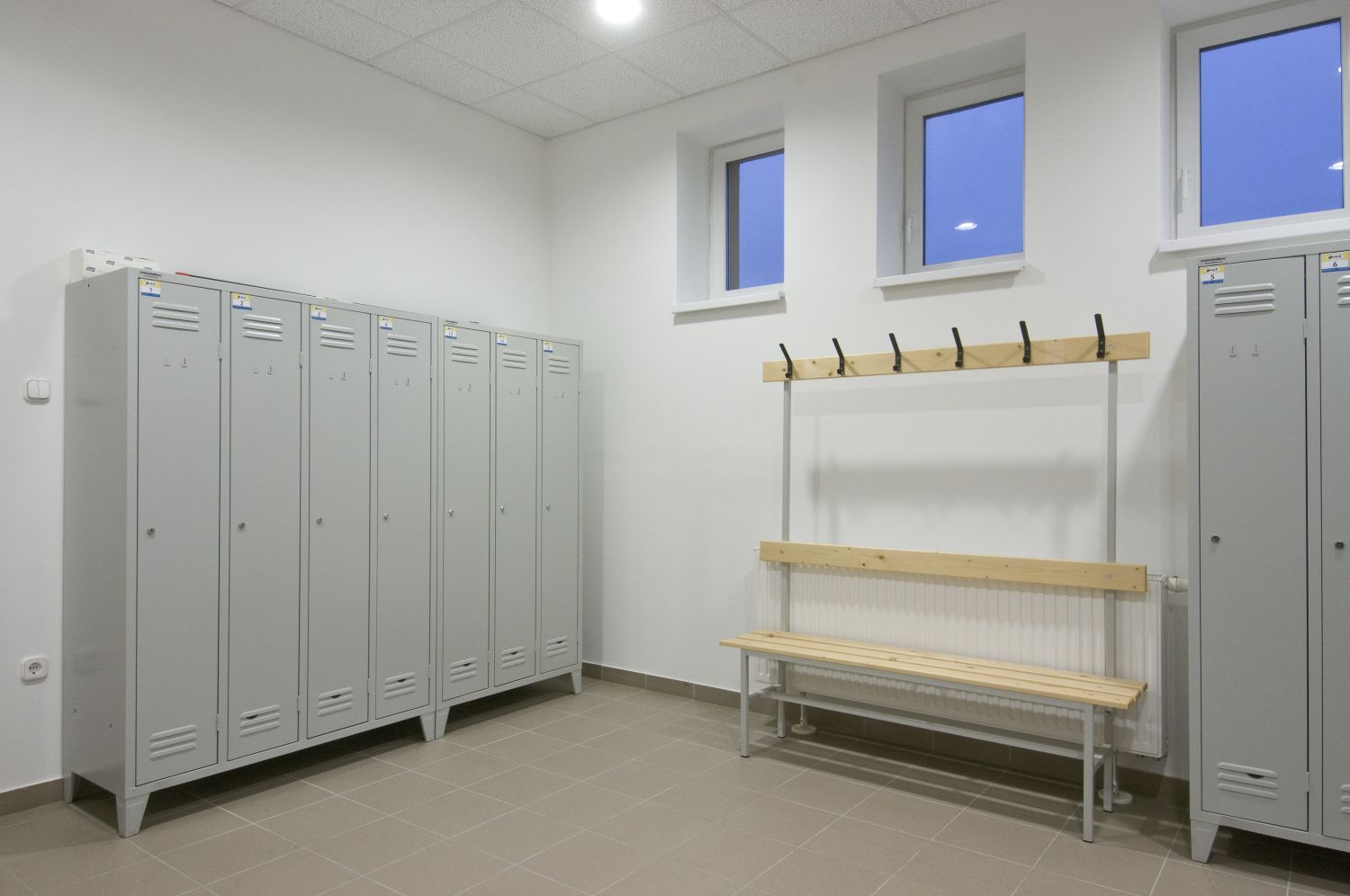 Banca simpla pentru vestiar cu spatar metaloBox OP E/H 1500
