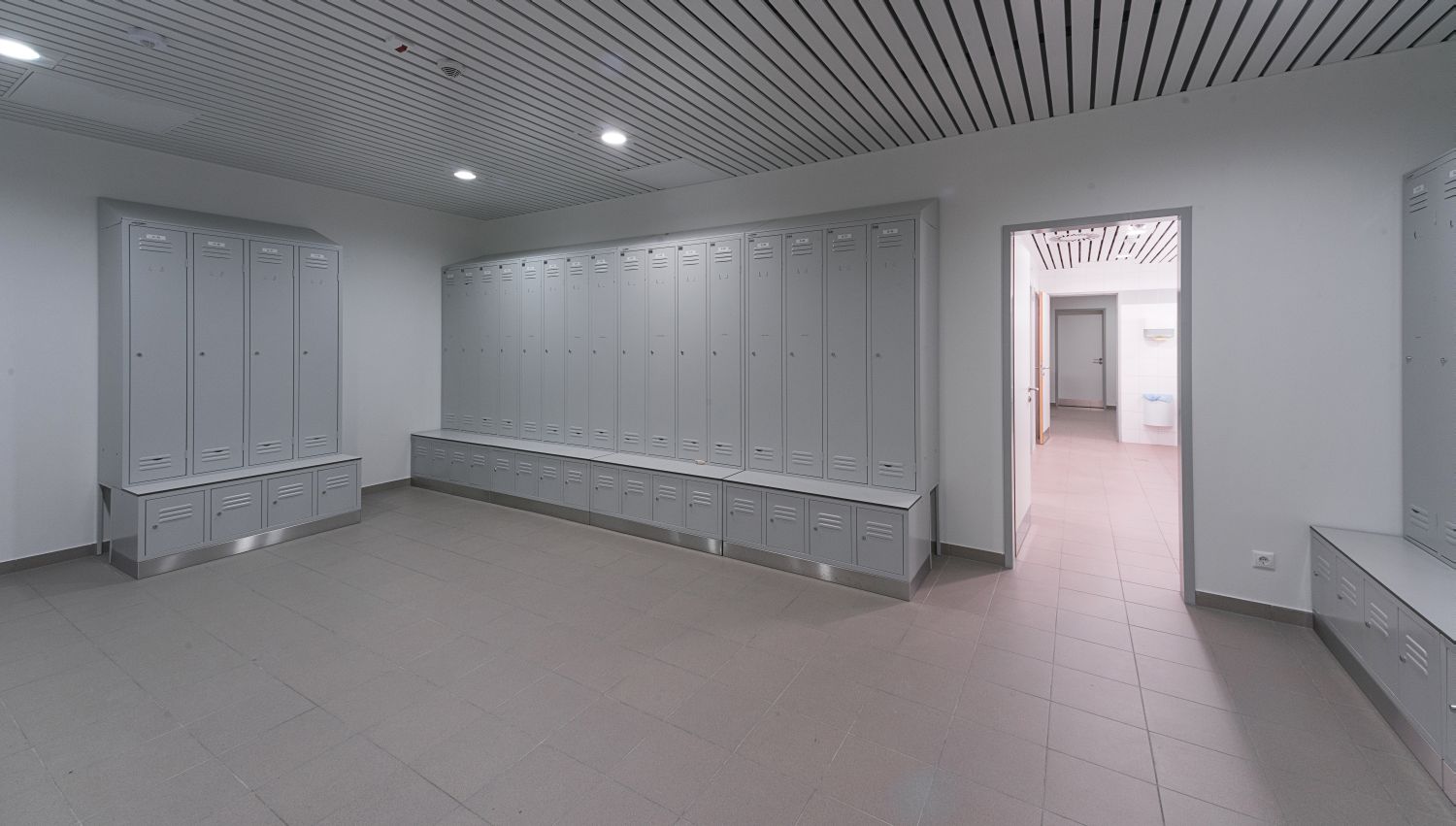Dulapuri pentru vestiar cu banca si compartiment pantofi metaloBox Plus 4