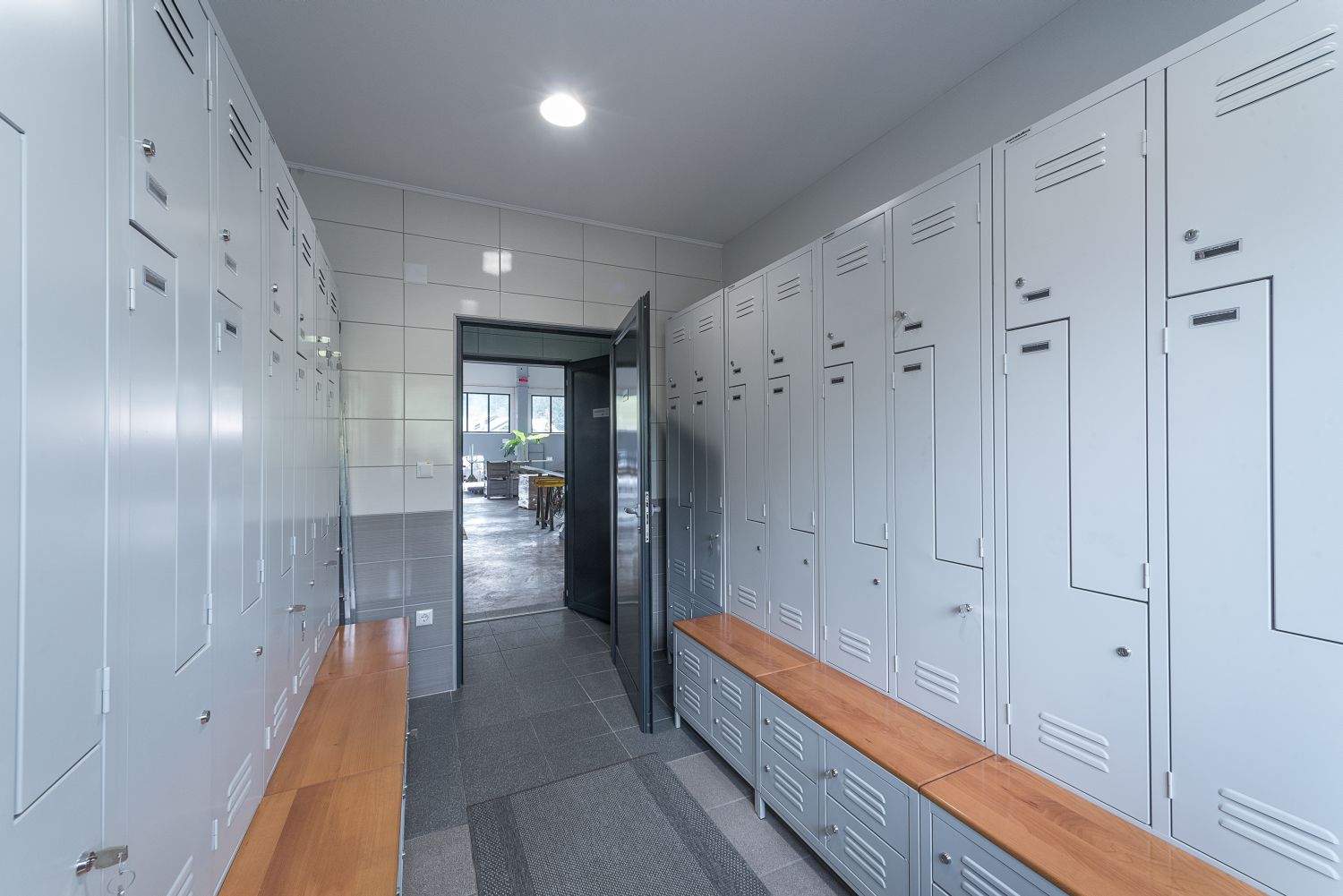 Dulapuri pentru vestiar cu banca si compartiment pantofi metaloBox Plus Z4