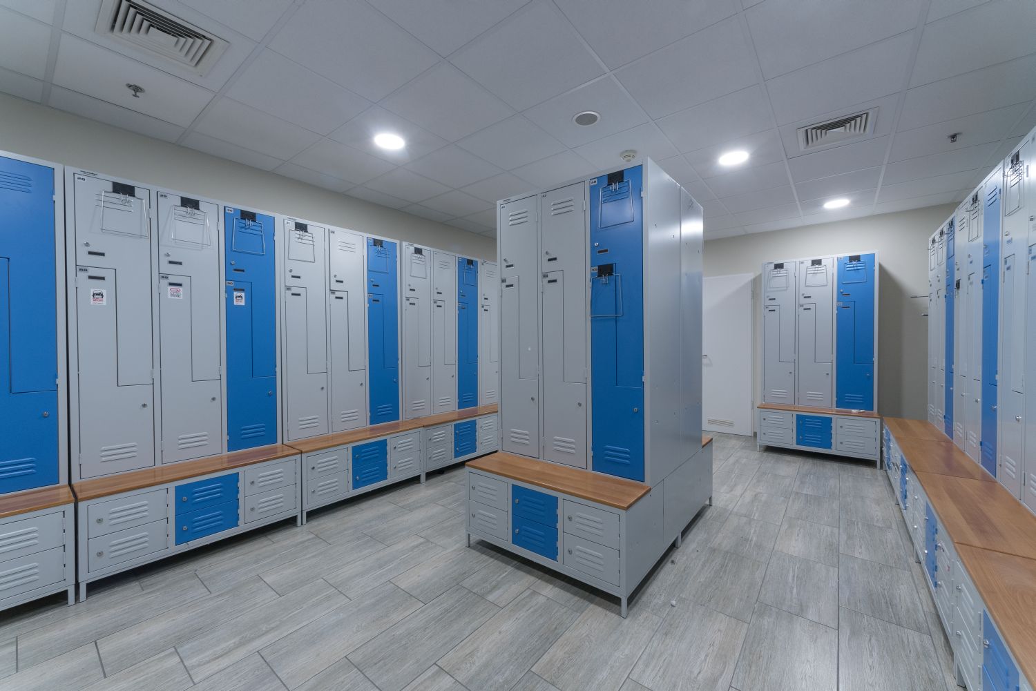 Dulapuri pentru vestiar cu banca si compartiment pantofi metaloBox Plus Z6