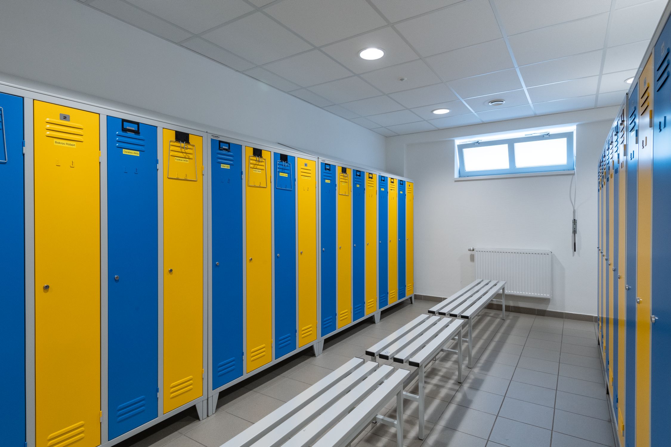 Dulapuri pentru vestiar cu perete despartitor metaloBox Project 3FF