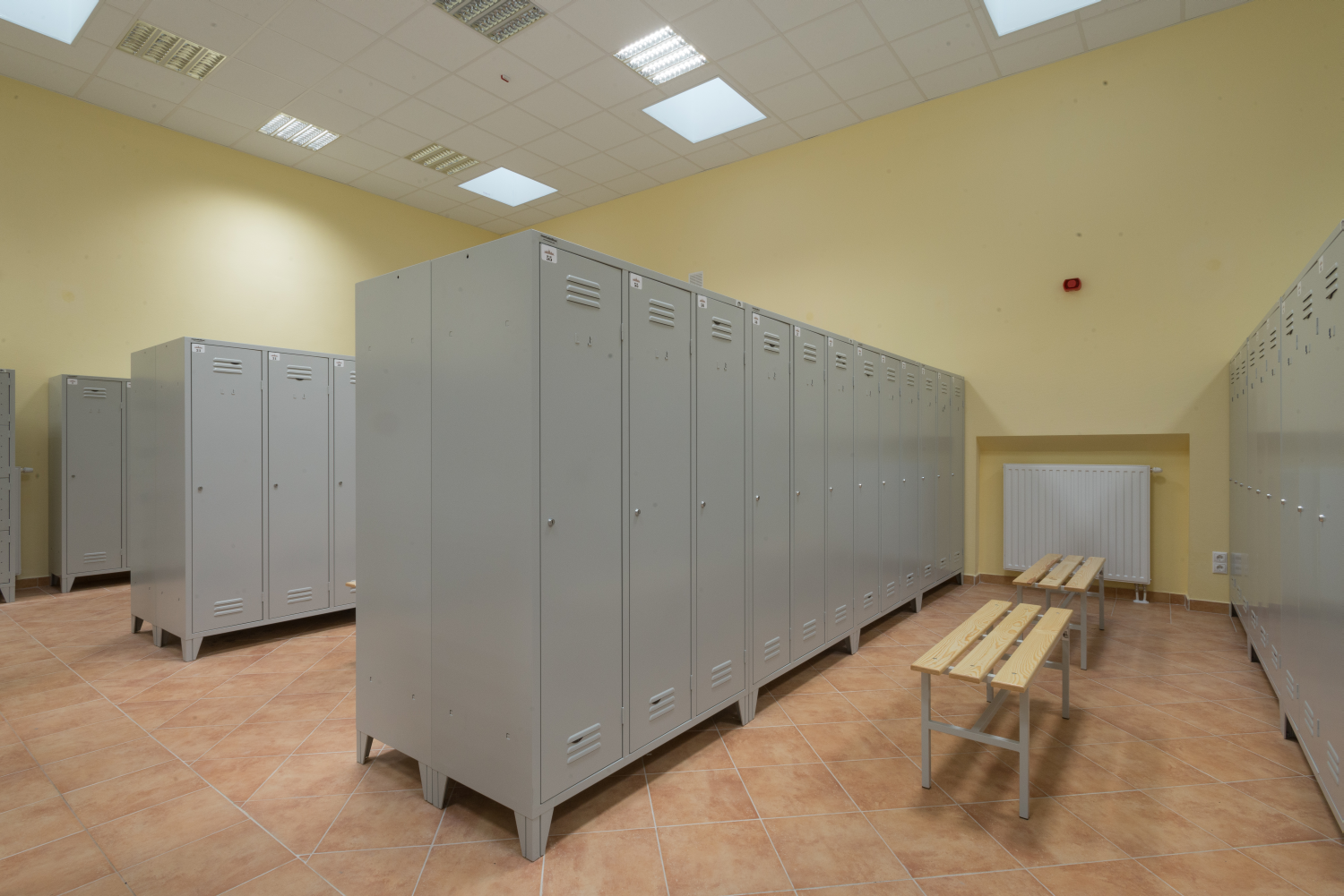 Dulapuri pentru vestiar cu perete despartitor metaloBox Project 3FF