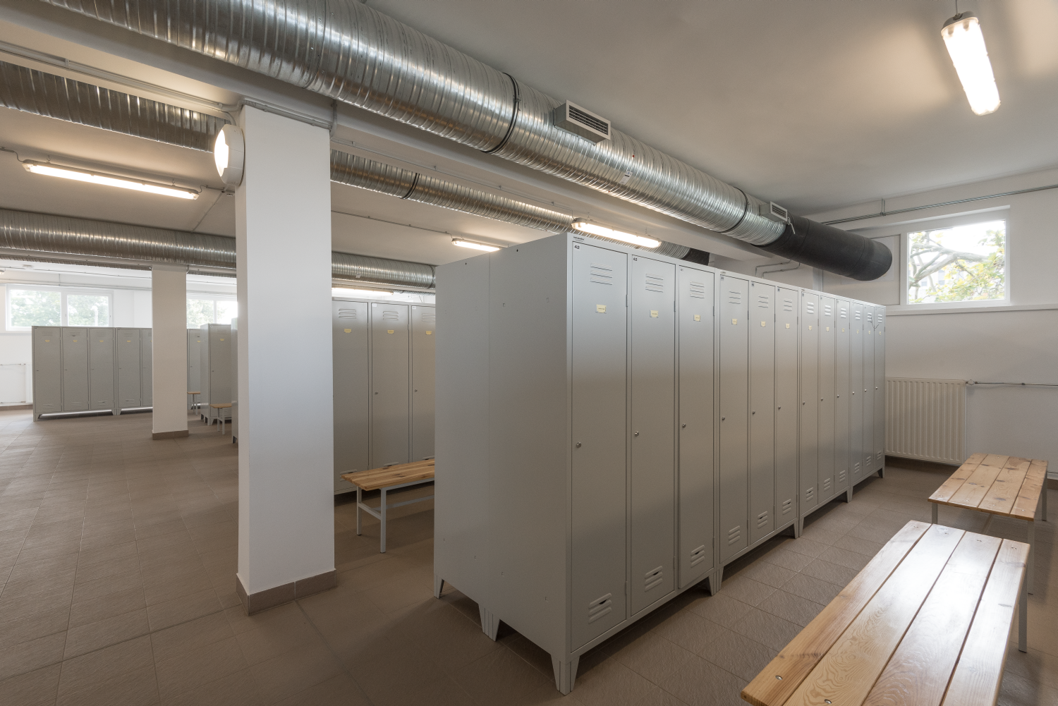 Dulapuri pentru vestiar cu perete despartitor metaloBox Project 3FF