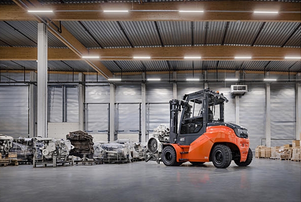 Noul video de prezentare a stivuitorului electric de mare capacitate Toyota Traigo80 6-8 tone