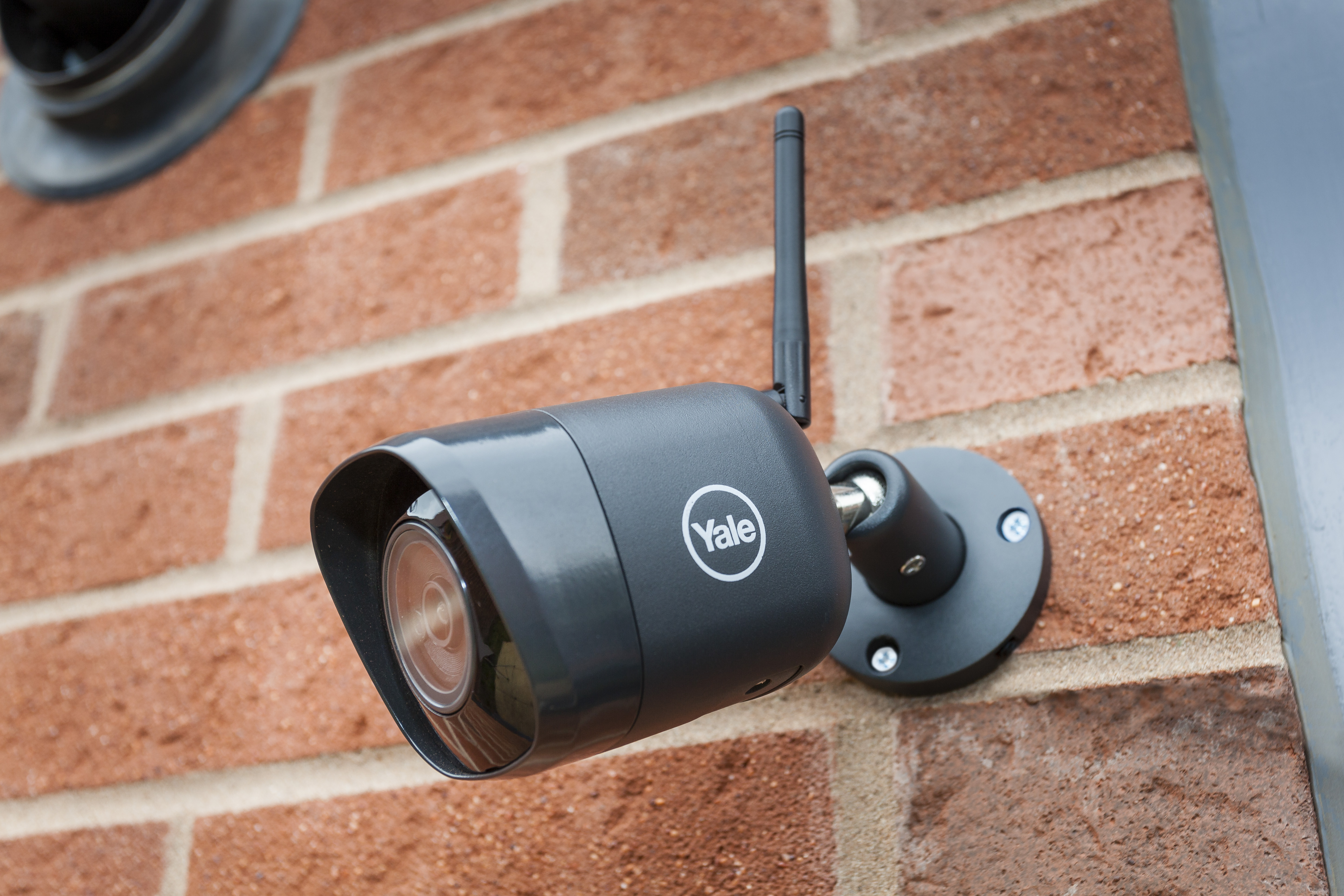 Supravegheati locuinta cu ajutorul noilor kituri CCTV Yale Smart Home