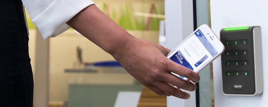 Solutia de control acces digital Incedo Business si tehnologia HID mobile access (prin cititoarele HID Signo)