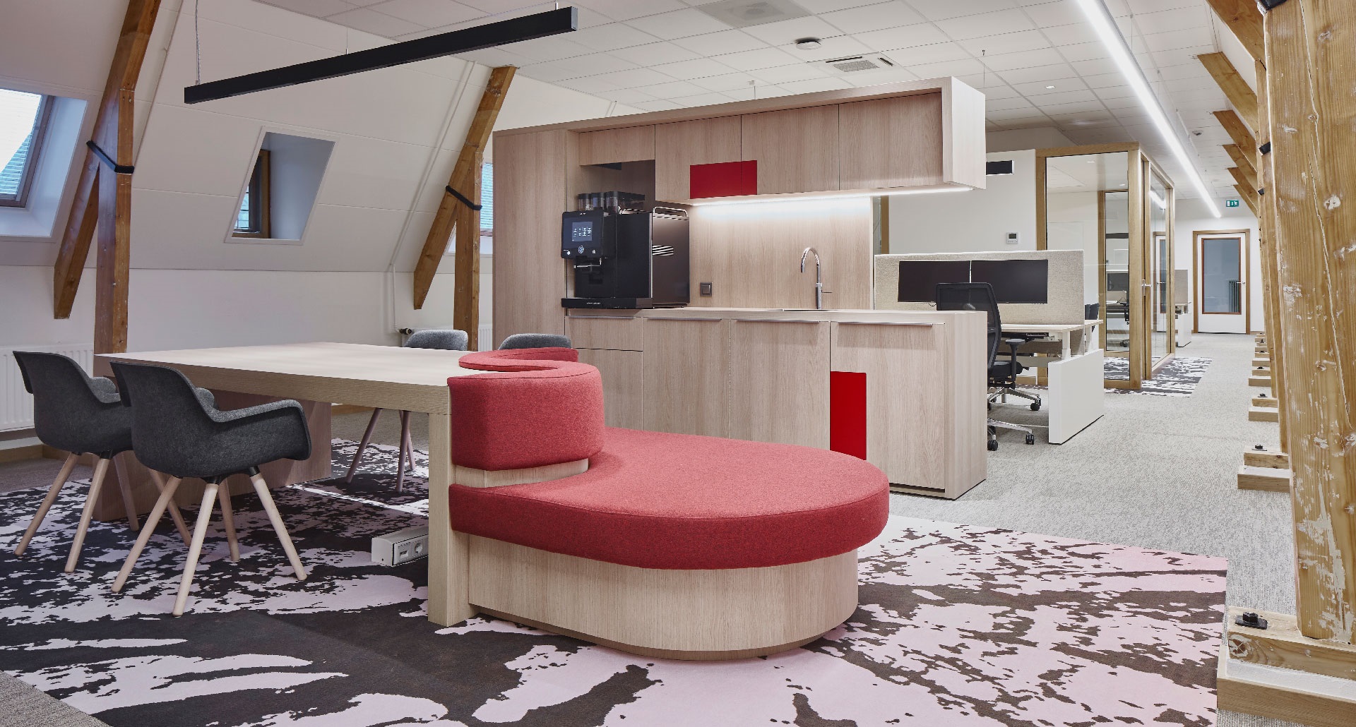 The new iGuzzini iN 60 Space continuous linearity