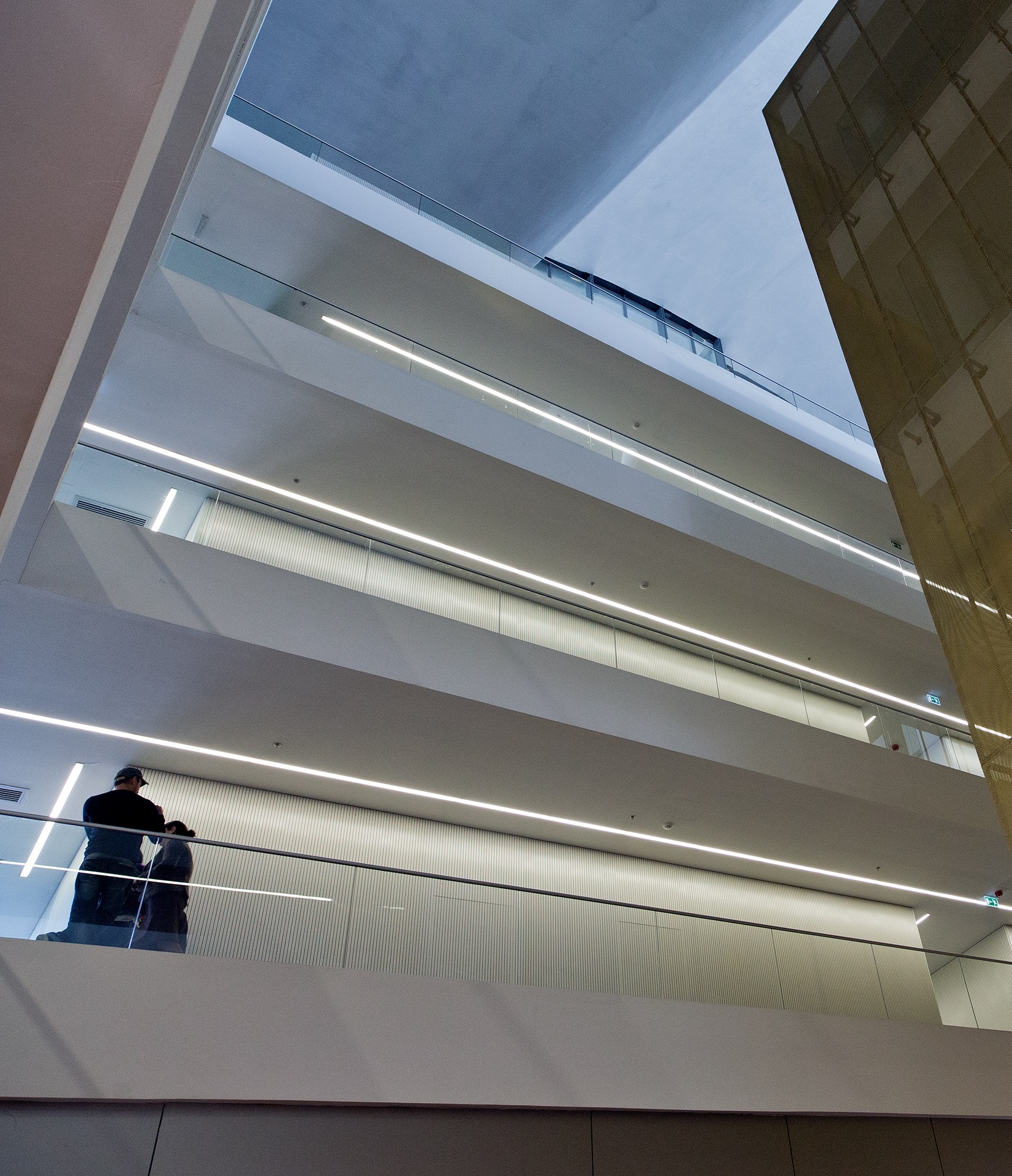 The new iGuzzini iN 60 Space continuous linearity