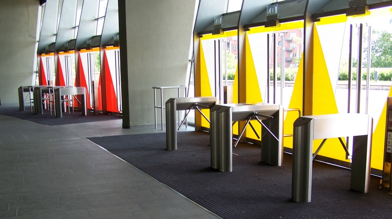 kaba_kerberos_turnichete_trei_brate_sport_arena_budapest_13