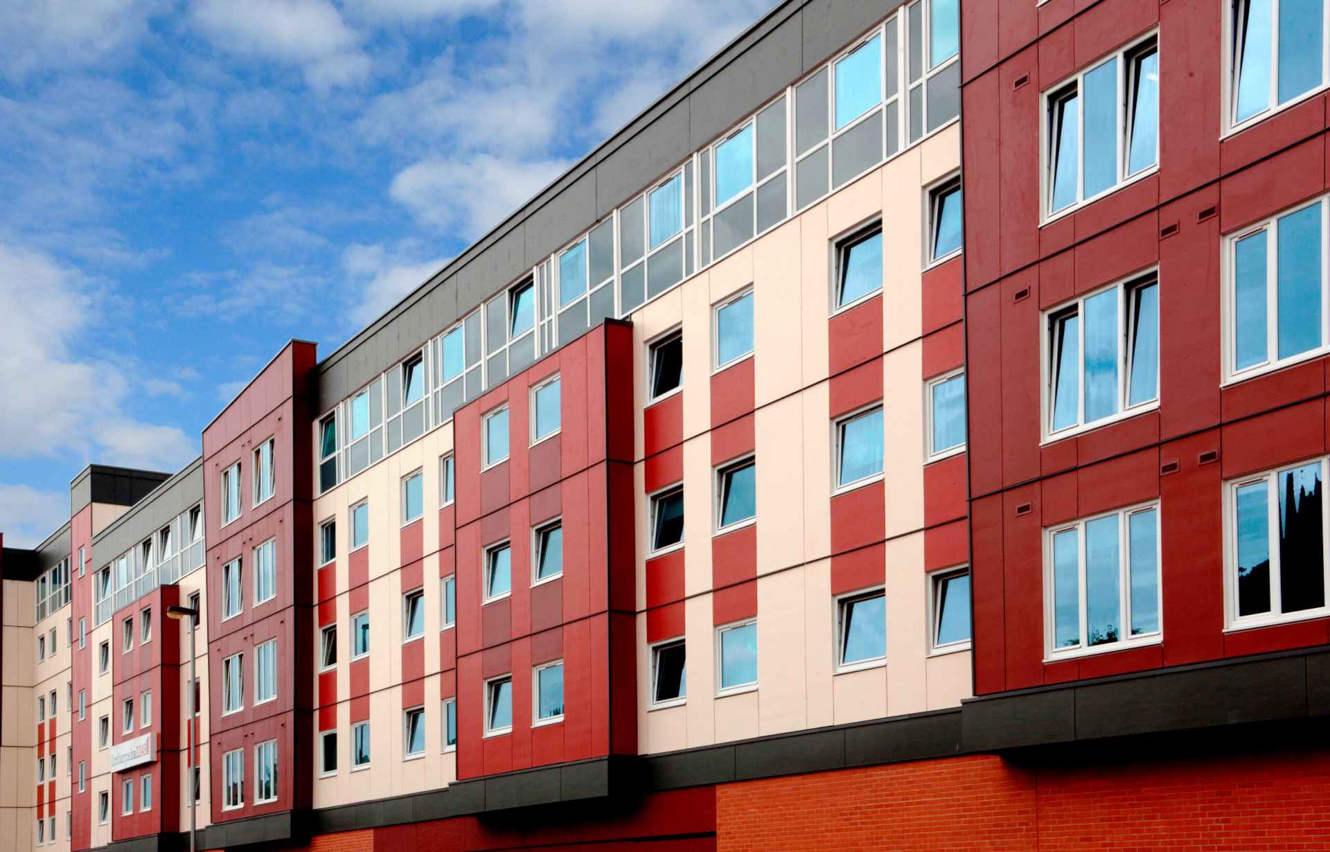 Menatwork Solutions prezinta fatadele ventilate din fibrociment colorat James Hardie