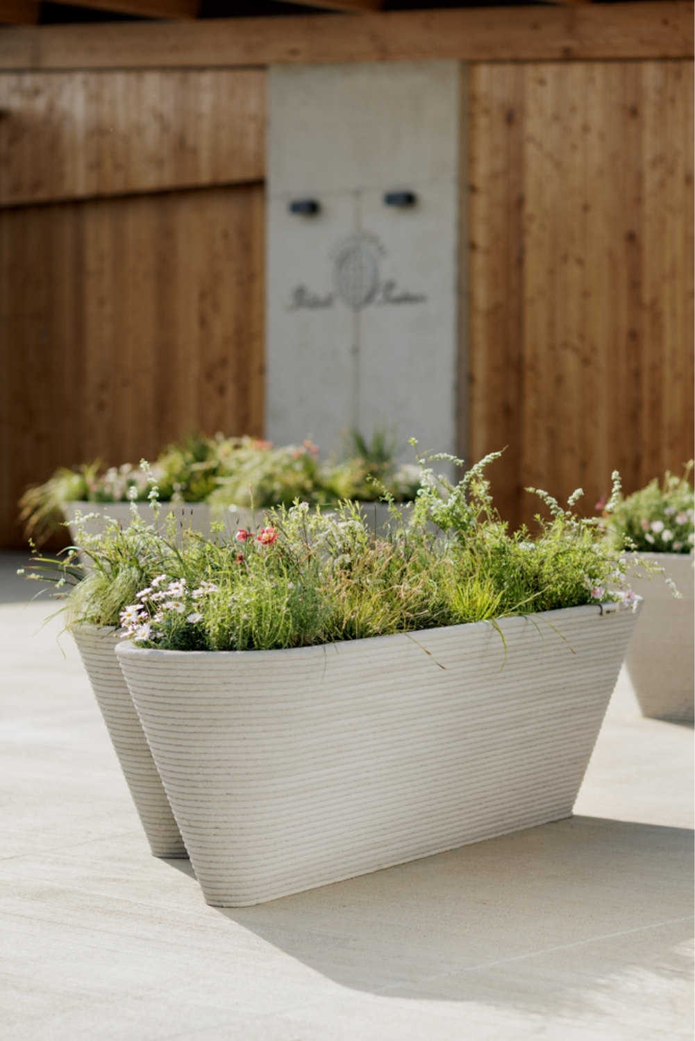 mmcité prezinta noua colectie de jardiniere din beton imprimat Typo
